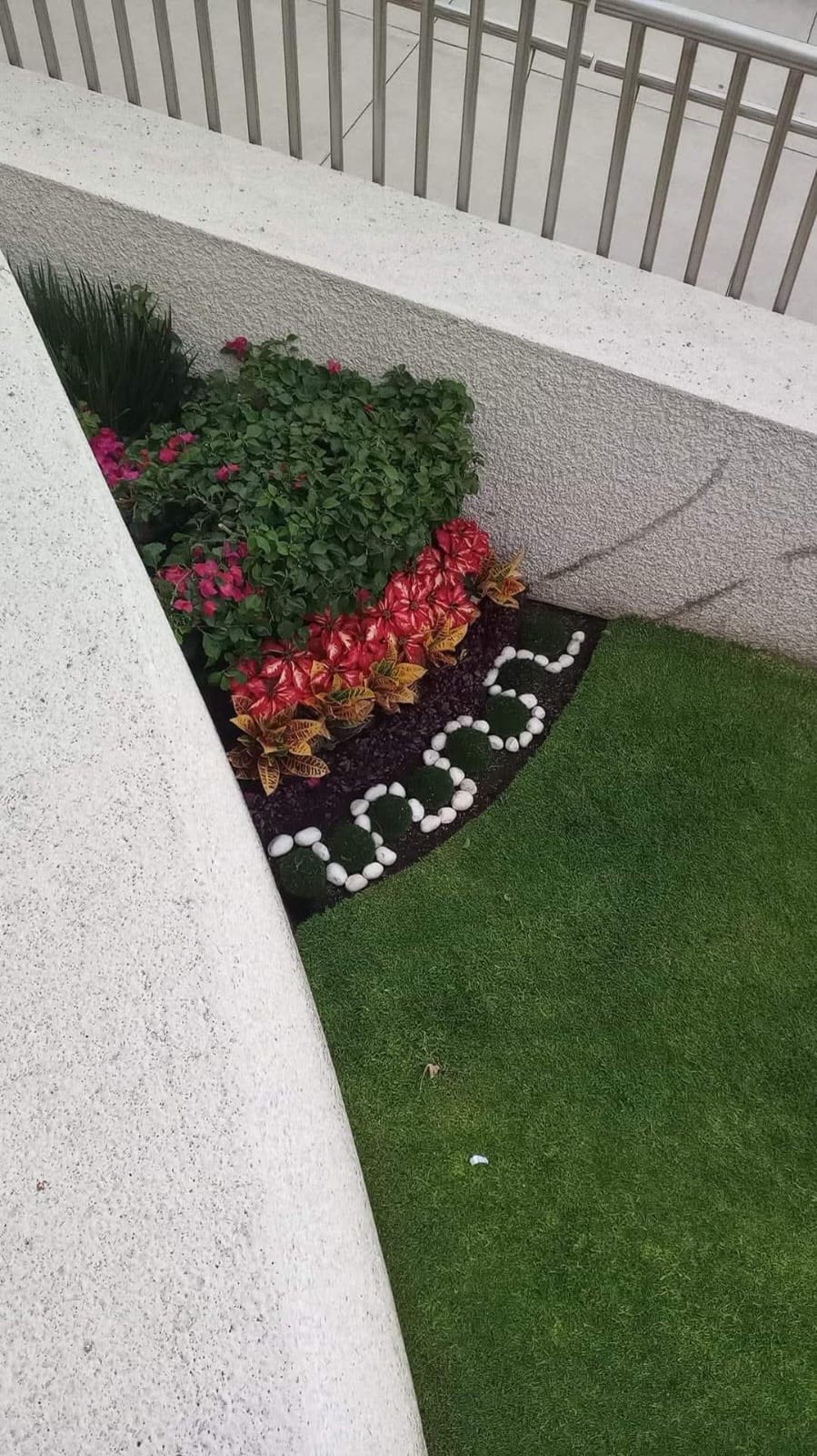 Jardinera con flores en terraza