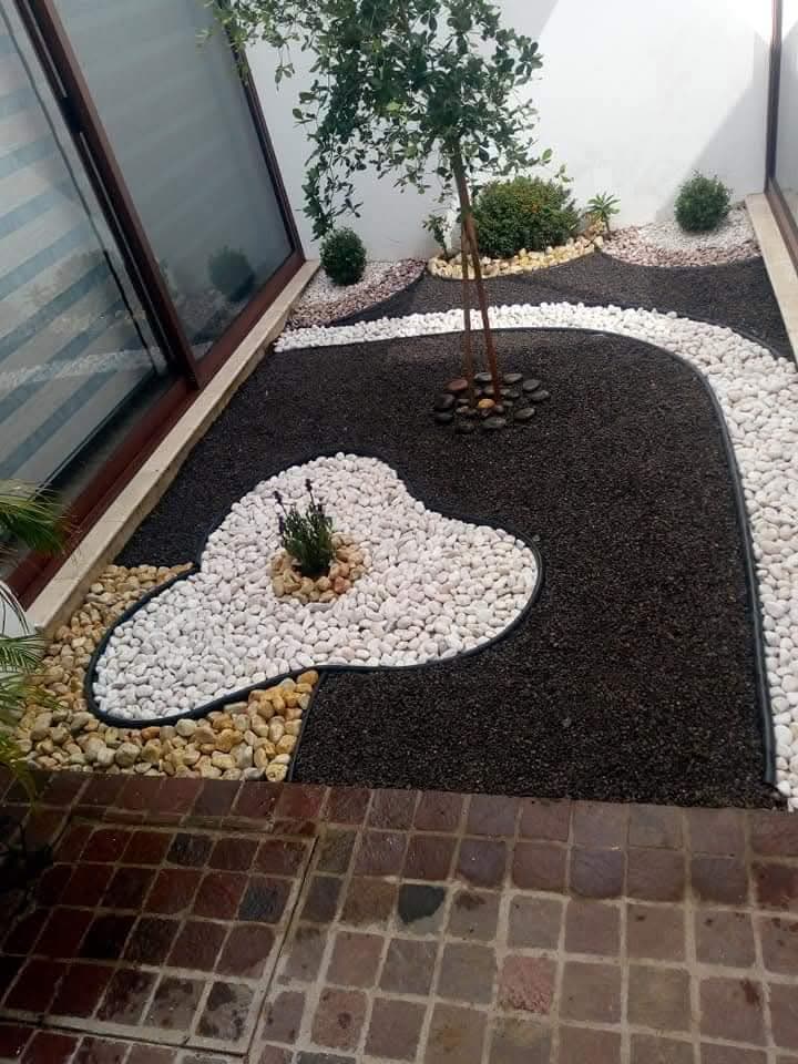 Patio con piedras decorativas